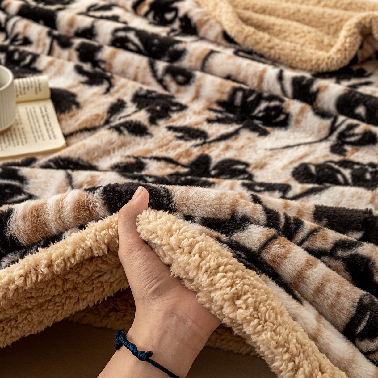 91家纺网 家纺一手货源 找家纺 眠势力 2025新款兔毛绒毛毯冬季加绒加厚盖毯兔兔绒保暖毯子带拉链-美拉德系列 墨韵【兔毛绒毛毯拉链款】