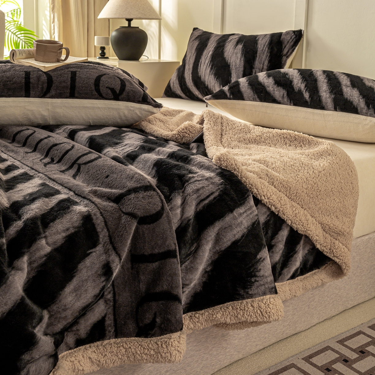 91家纺网 家纺一手货源 找家纺 眠势力 2025新款兔毛绒毛毯冬季加绒加厚盖毯兔兔绒保暖毯子带拉链-美拉德系列 巴黎午后-灰【兔毛绒毛毯拉链款】