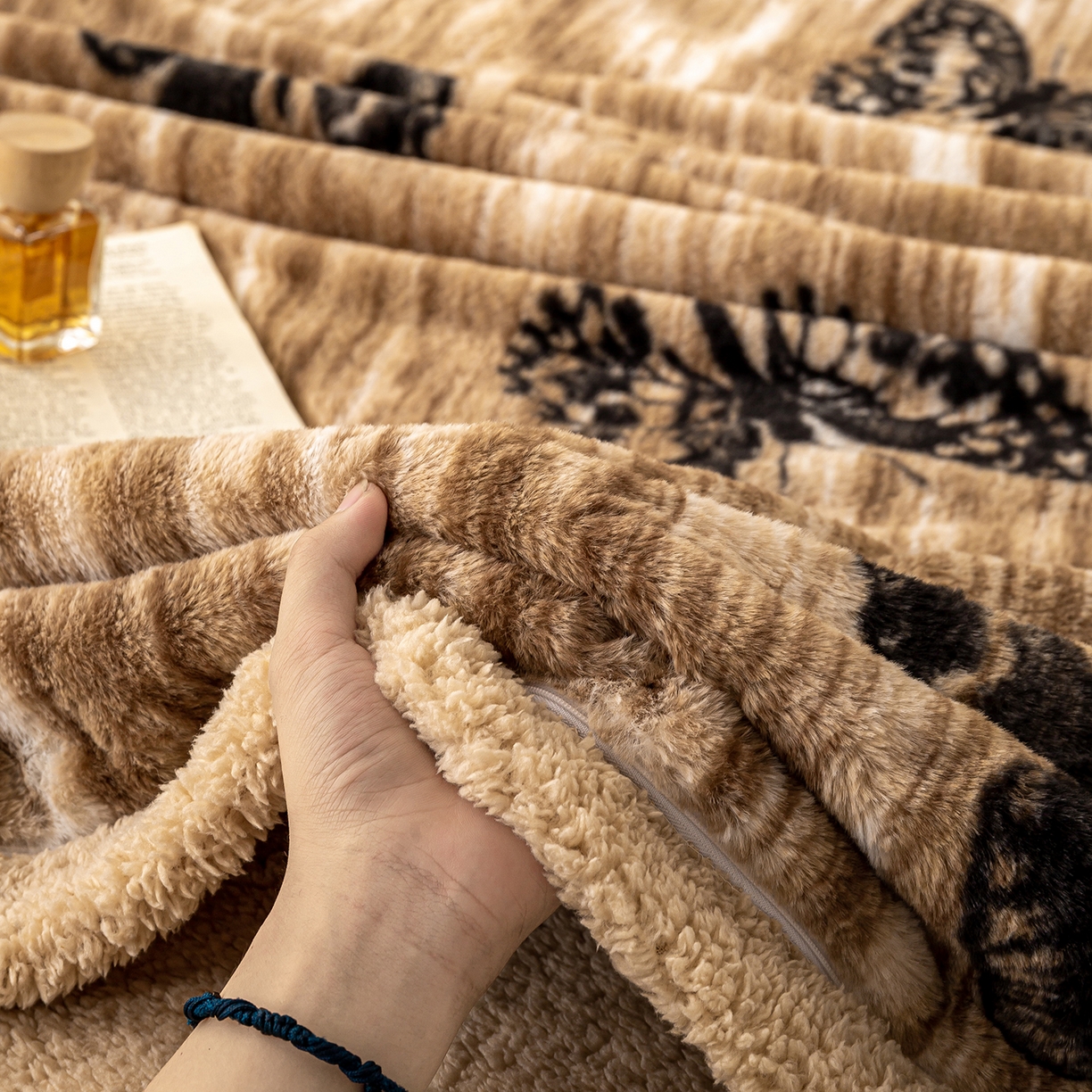 91家纺网 家纺一手货源 找家纺 眠势力 2025新款兔毛绒毛毯冬季加绒加厚盖毯兔兔绒保暖毯子带拉链-美拉德系列 蝶绒梦境【兔毛绒毛毯拉链款】