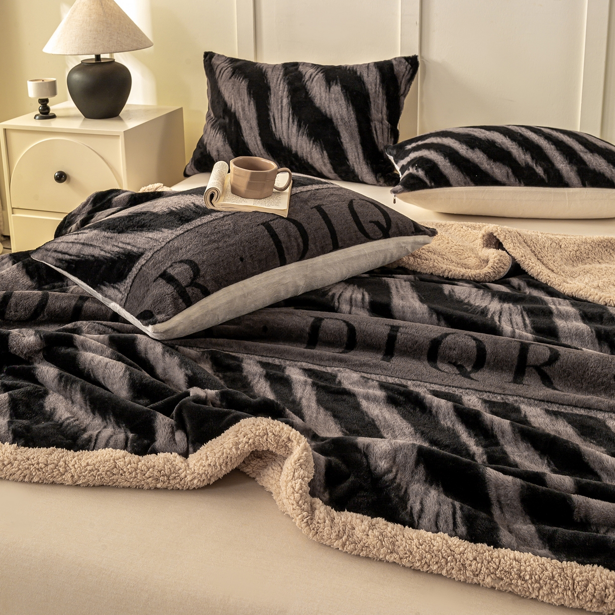 91家纺网 家纺一手货源 找家纺 眠势力 2025新款兔毛绒毛毯冬季加绒加厚盖毯兔兔绒保暖毯子带拉链-美拉德系列 巴黎午后-灰【兔毛绒毛毯拉链款】