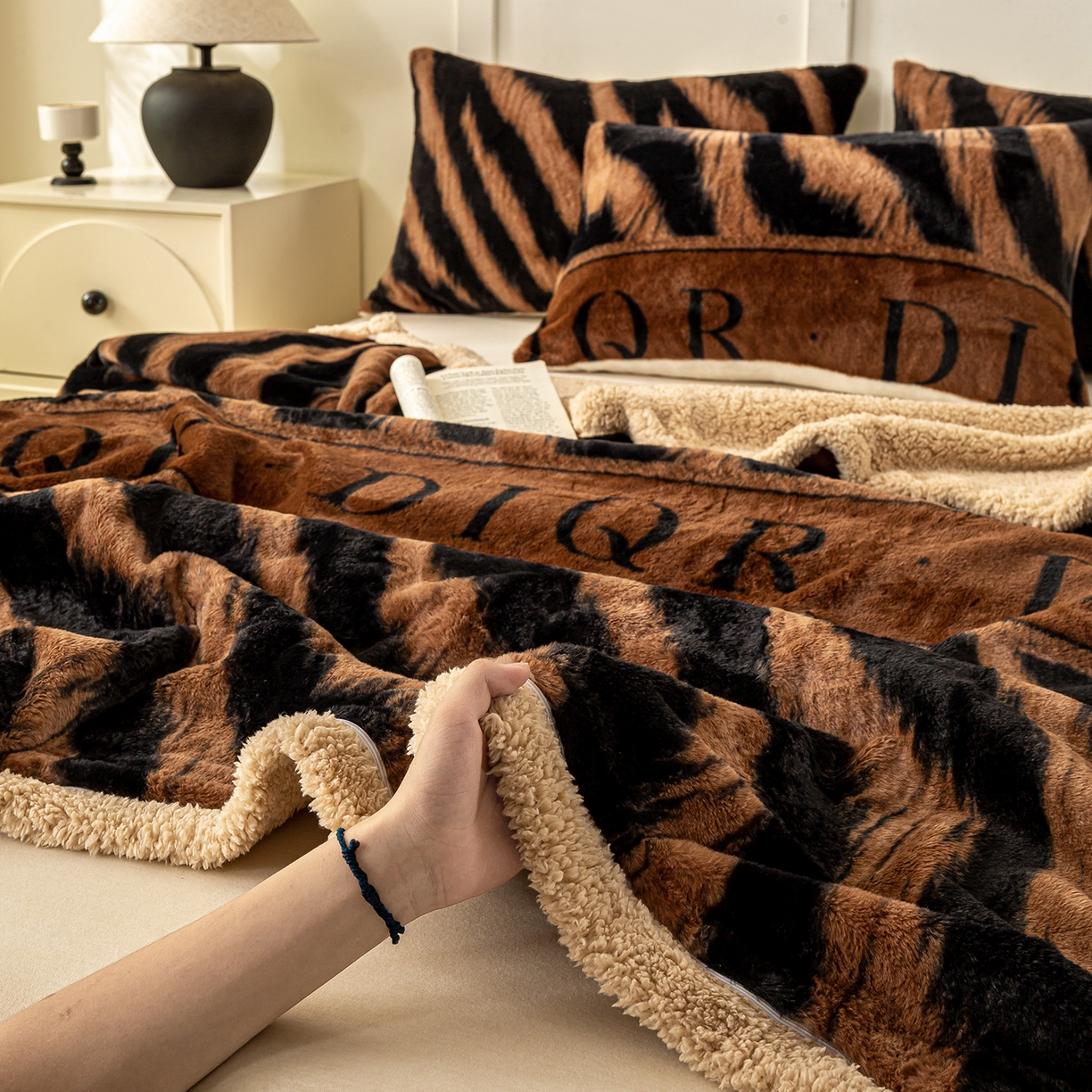 91家纺网 家纺一手货源 找家纺 眠势力 2025新款兔毛绒毛毯冬季加绒加厚盖毯兔兔绒保暖毯子带拉链-美拉德系列 巴黎午后-咖【兔毛绒毛毯拉链款】