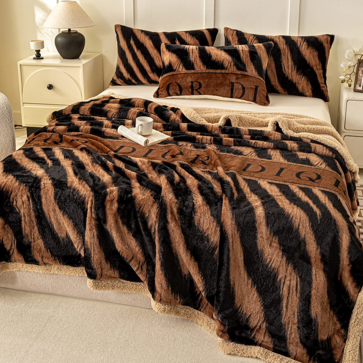 91家纺网 家纺一手货源 找家纺 眠势力 2025新款兔毛绒毛毯冬季加绒加厚盖毯兔兔绒保暖毯子带拉链-美拉德系列 巴黎午后-咖【兔毛绒毛毯拉链款】