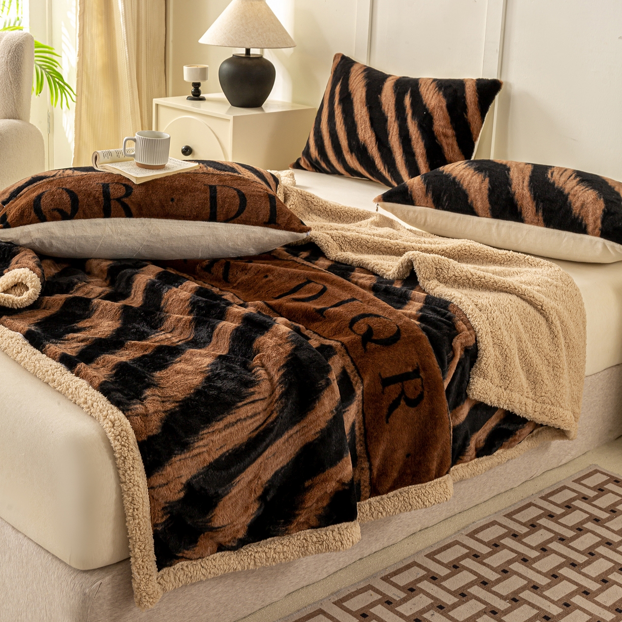 91家纺网 家纺一手货源 找家纺 眠势力 2025新款兔毛绒毛毯冬季加绒加厚盖毯兔兔绒保暖毯子带拉链-美拉德系列 巴黎午后-咖【兔毛绒毛毯拉链款】