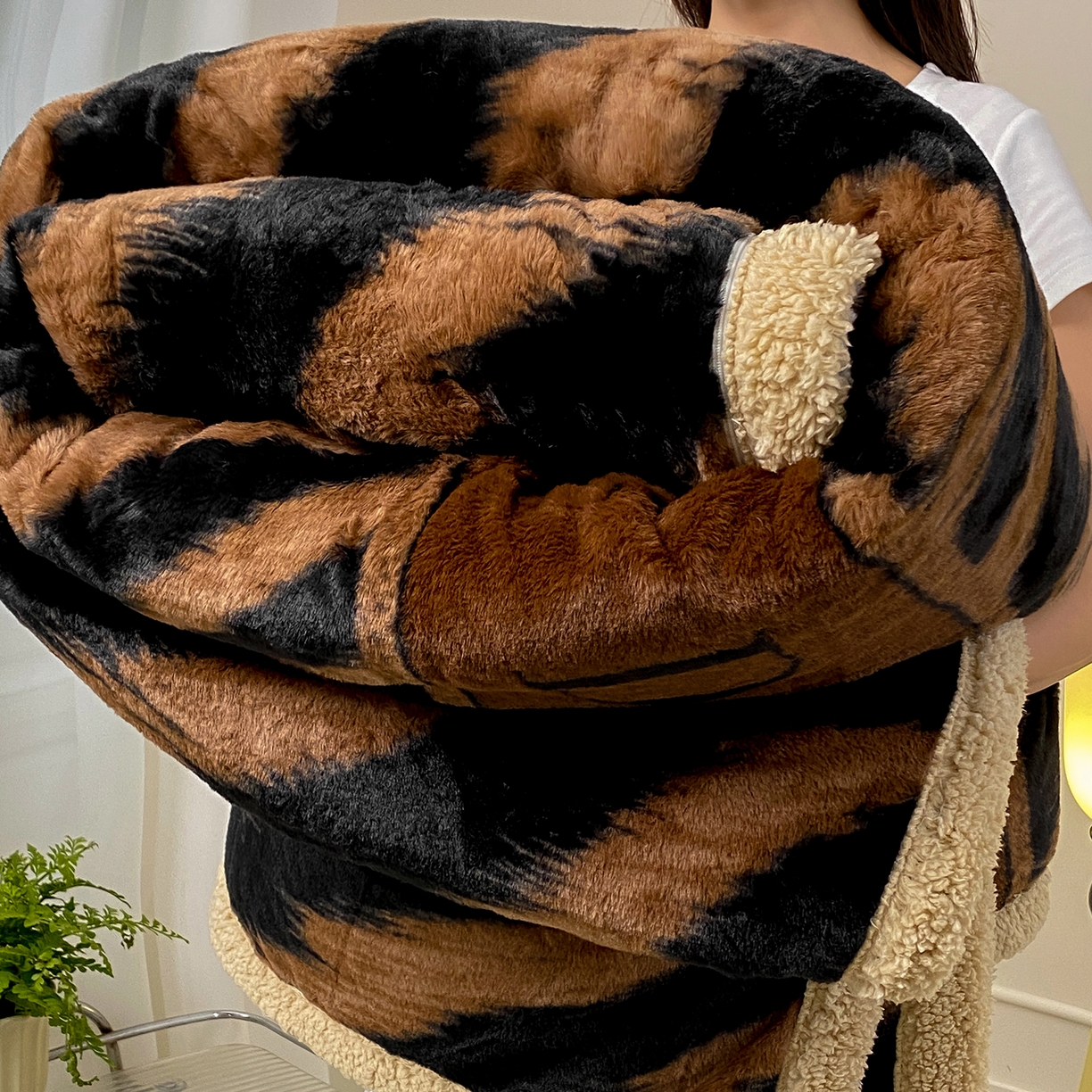 91家纺网 家纺一手货源 找家纺 眠势力 2025新款兔毛绒毛毯冬季加绒加厚盖毯兔兔绒保暖毯子带拉链-美拉德系列 巴黎午后-咖【兔毛绒毛毯拉链款】