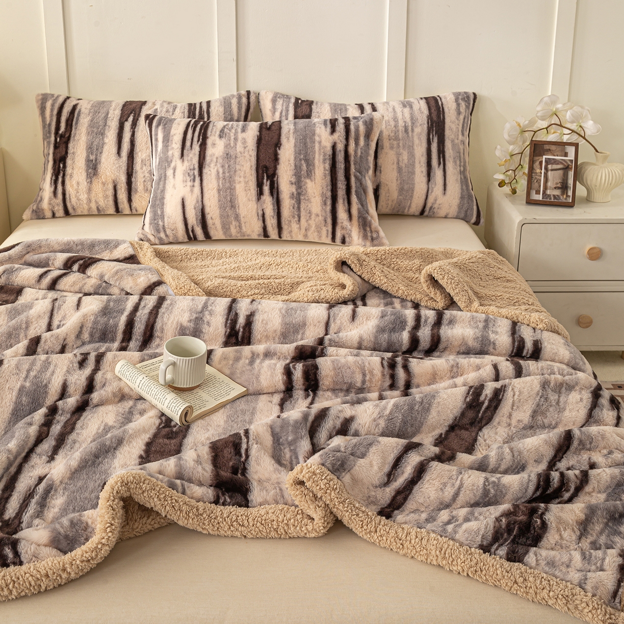 91家纺网 家纺一手货源 找家纺 眠势力 2025新款兔毛绒毛毯冬季加绒加厚盖毯兔兔绒保暖毯子带拉链-美拉德系列 猎影绒光【兔毛绒毛毯拉链款】