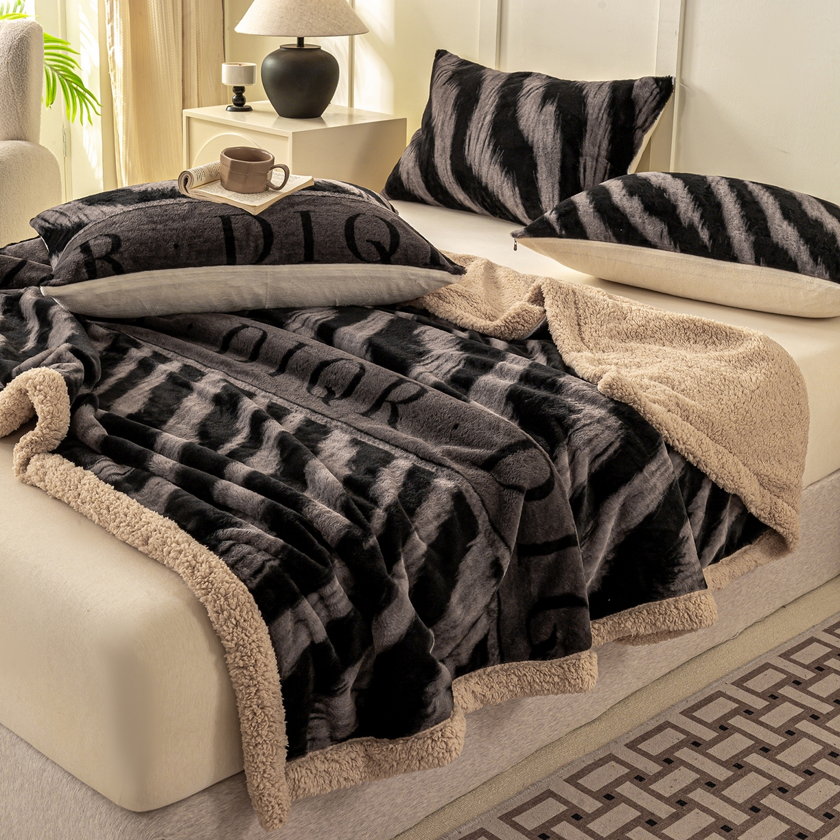 91家纺网 家纺一手货源 找家纺 眠势力 2025新款兔毛绒毛毯冬季加绒加厚盖毯兔兔绒保暖毯子带拉链-美拉德系列 巴黎午后-灰【兔毛绒毛毯拉链款】