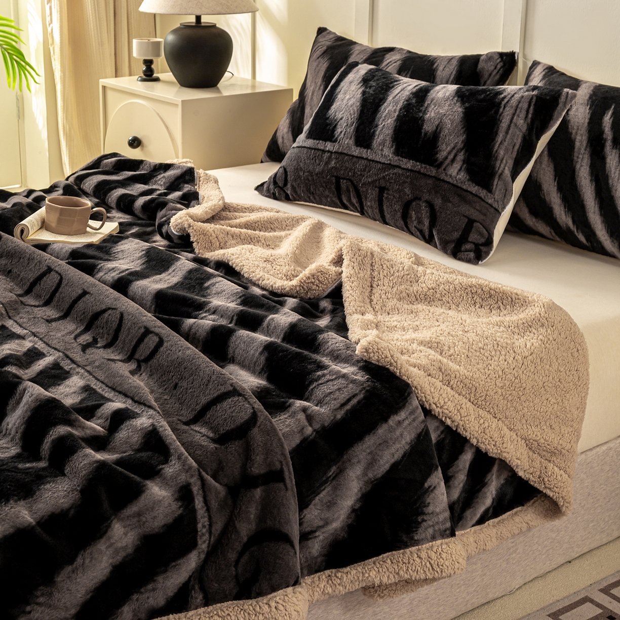 91家纺网 家纺一手货源 找家纺 眠势力 2025新款兔毛绒毛毯冬季加绒加厚盖毯兔兔绒保暖毯子带拉链-美拉德系列 巴黎午后-灰【兔毛绒毛毯拉链款】