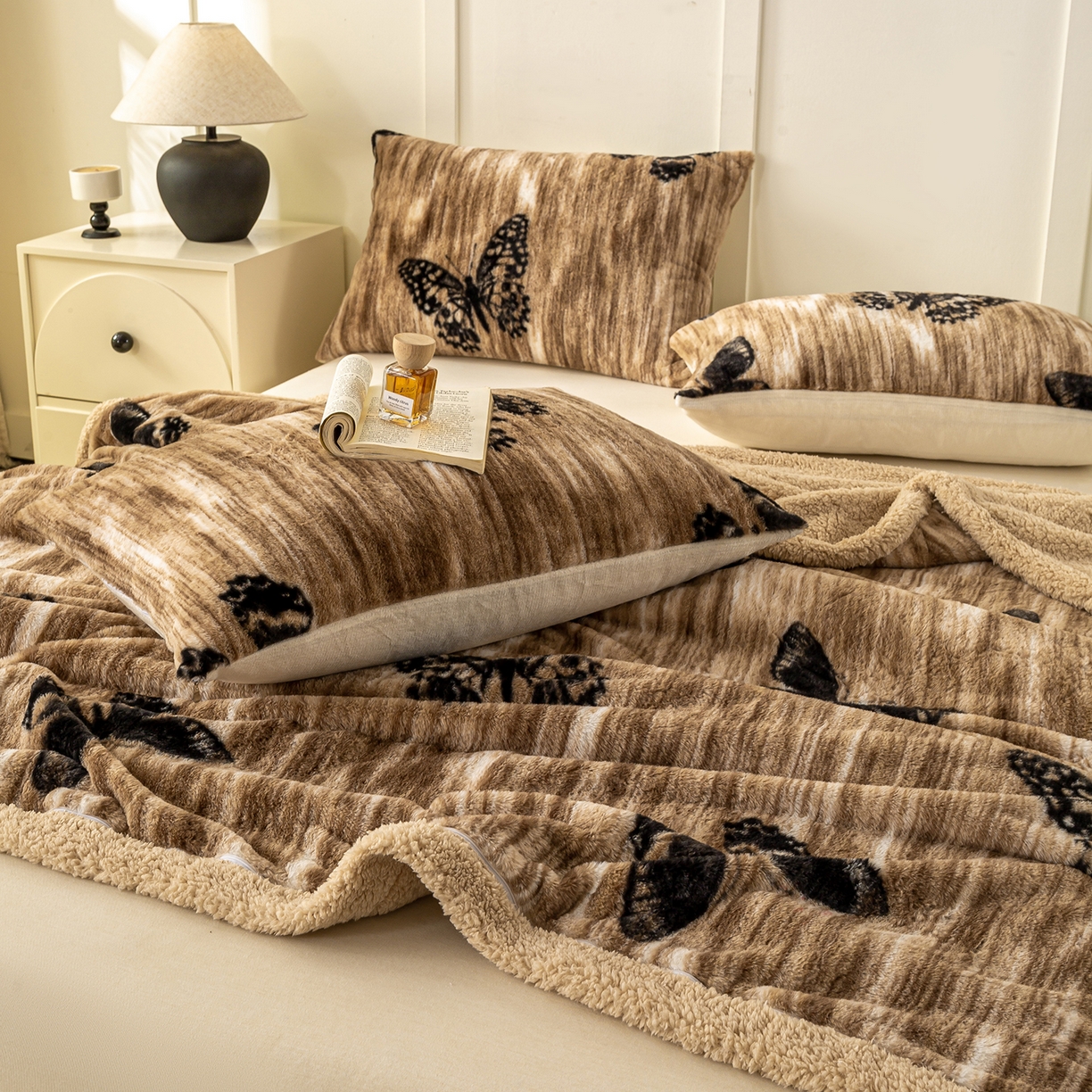 91家纺网 家纺一手货源 找家纺 眠势力 2025新款兔毛绒毛毯冬季加绒加厚盖毯兔兔绒保暖毯子带拉链-美拉德系列 蝶绒梦境【兔毛绒毛毯拉链款】