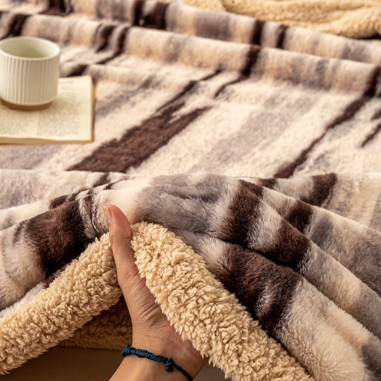 91家纺网 家纺一手货源 找家纺 眠势力 2025新款兔毛绒毛毯冬季加绒加厚盖毯兔兔绒保暖毯子带拉链-美拉德系列 猎影绒光【兔毛绒毛毯拉链款】