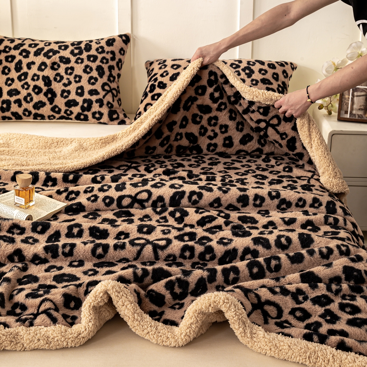 91家纺网 家纺一手货源 找家纺 眠势力 2025新款兔毛绒毛毯冬季加绒加厚盖毯兔兔绒保暖毯子带拉链-美拉德系列 洛可可之吻【兔毛绒毛毯拉链款】