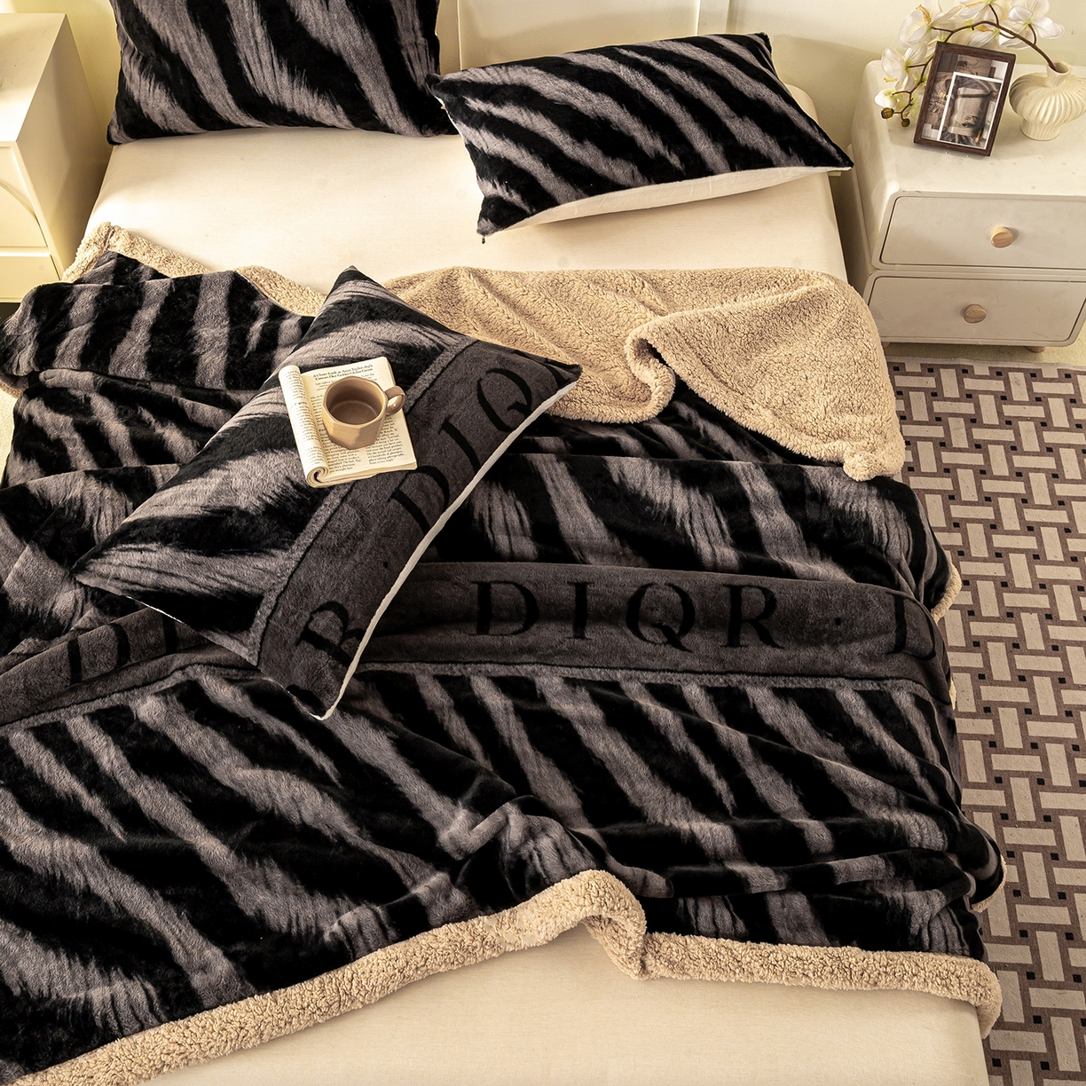 91家纺网 家纺一手货源 找家纺 眠势力 2025新款兔毛绒毛毯冬季加绒加厚盖毯兔兔绒保暖毯子带拉链-美拉德系列 巴黎午后-灰【兔毛绒毛毯拉链款】