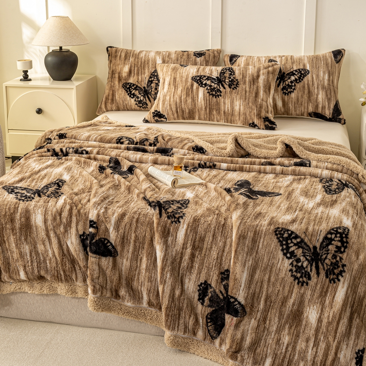 91家纺网 家纺一手货源 找家纺 眠势力 2025新款兔毛绒毛毯冬季加绒加厚盖毯兔兔绒保暖毯子带拉链-美拉德系列 蝶绒梦境【兔毛绒毛毯拉链款】