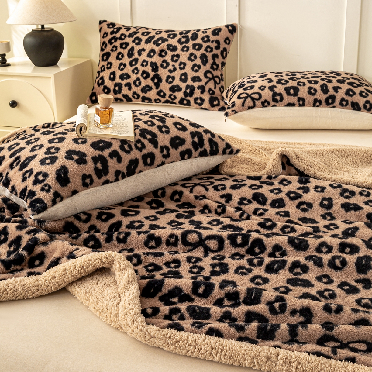 91家纺网 家纺一手货源 找家纺 眠势力 2025新款兔毛绒毛毯冬季加绒加厚盖毯兔兔绒保暖毯子带拉链-美拉德系列 洛可可之吻【兔毛绒毛毯拉链款】