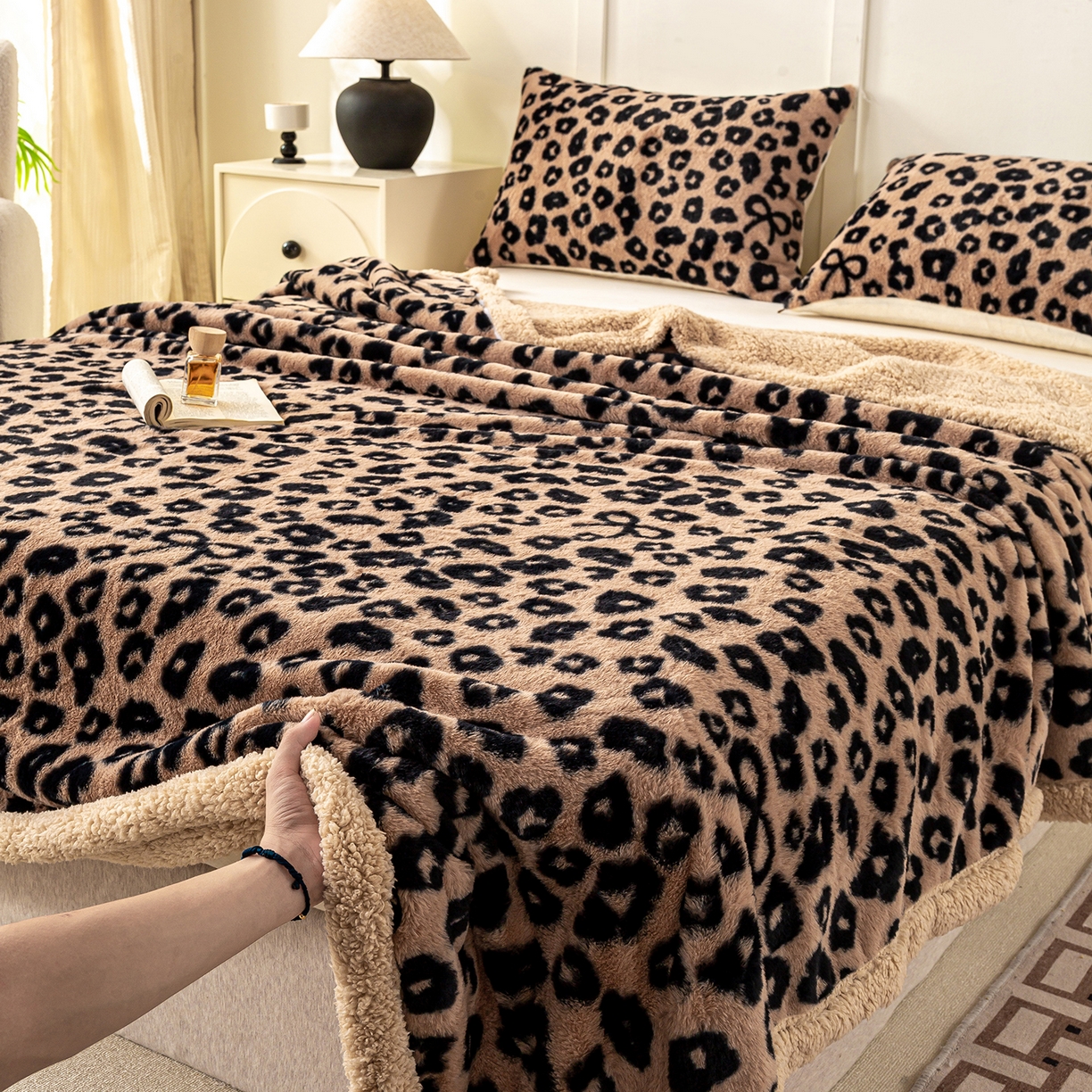 91家纺网 家纺一手货源 找家纺 眠势力 2025新款兔毛绒毛毯冬季加绒加厚盖毯兔兔绒保暖毯子带拉链-美拉德系列 洛可可之吻【兔毛绒毛毯拉链款】