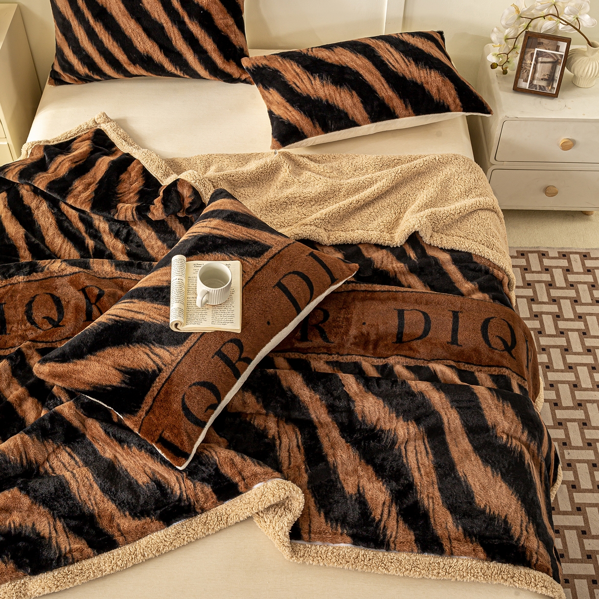 91家纺网 家纺一手货源 找家纺 眠势力 2025新款兔毛绒毛毯冬季加绒加厚盖毯兔兔绒保暖毯子带拉链-美拉德系列 巴黎午后-咖【兔毛绒毛毯拉链款】