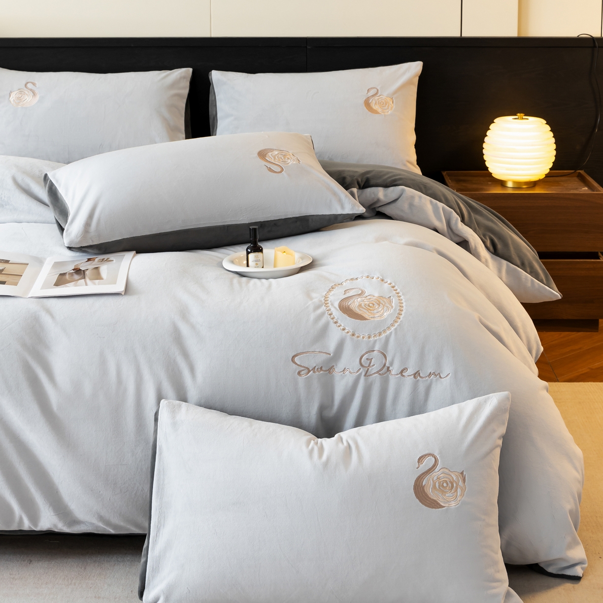 91家纺网 家纺一手货源 找家纺 如一 2025新款水晶绒双拼刺绣四件套天鹅系列 天鹅-星辰银