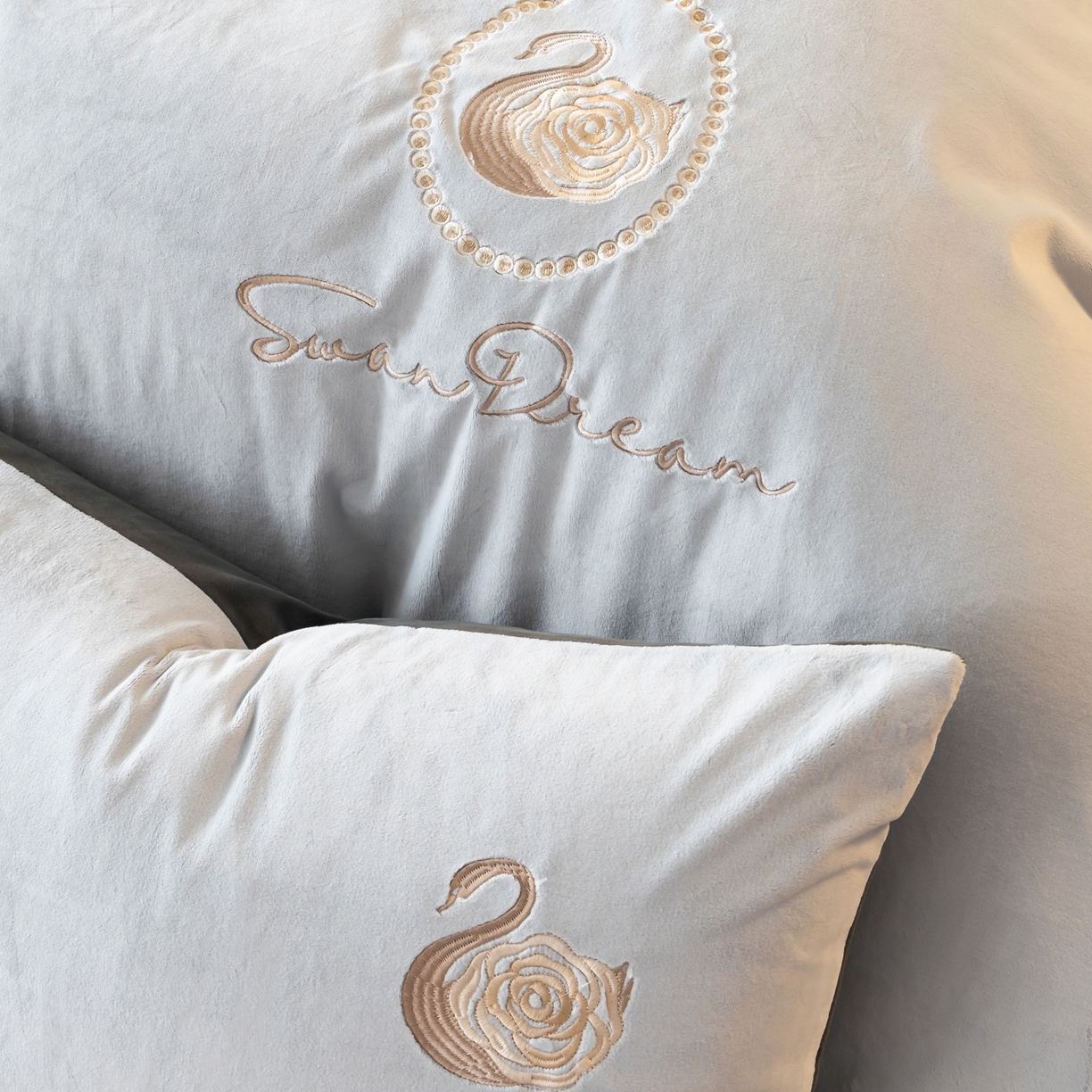 91家纺网 家纺一手货源 找家纺 如一 2025新款水晶绒双拼刺绣四件套天鹅系列 天鹅-星辰银