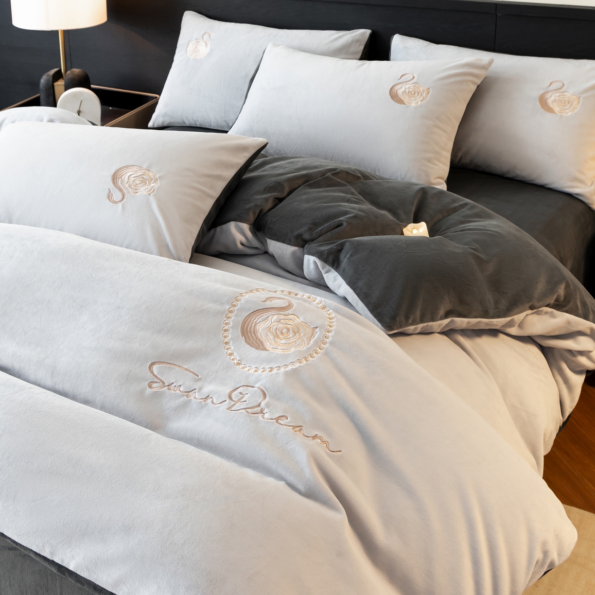 91家纺网 家纺一手货源 找家纺 如一 2025新款水晶绒双拼刺绣四件套天鹅系列 天鹅-星辰银