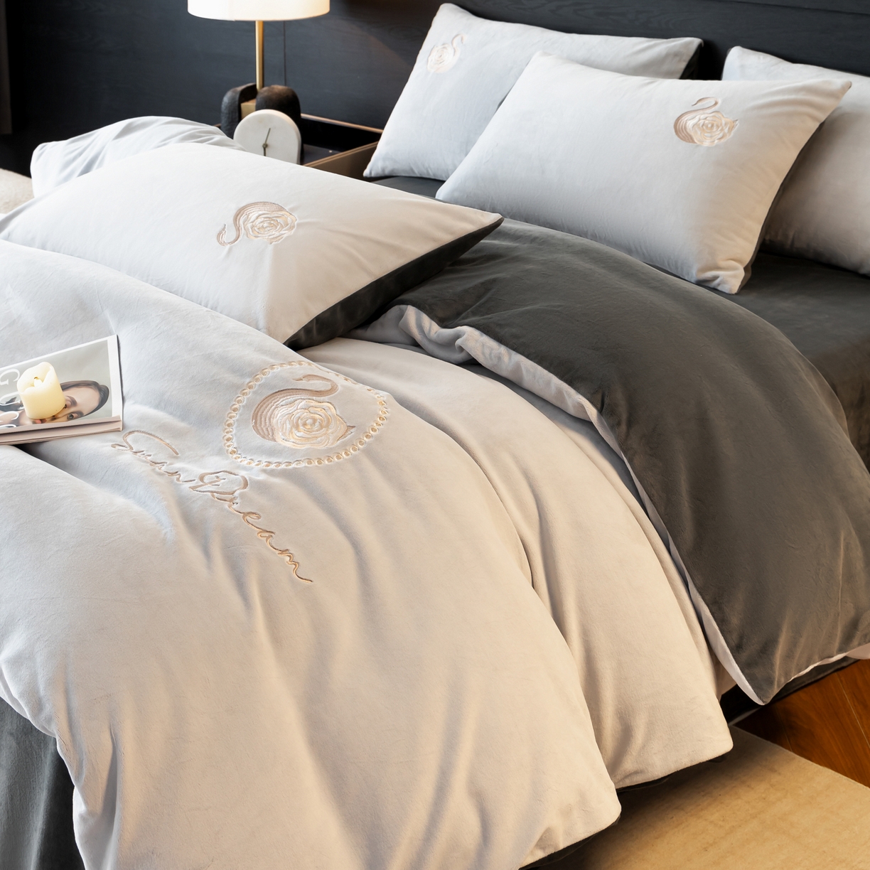 91家纺网 家纺一手货源 找家纺 如一 2025新款水晶绒双拼刺绣四件套天鹅系列 天鹅-星辰银