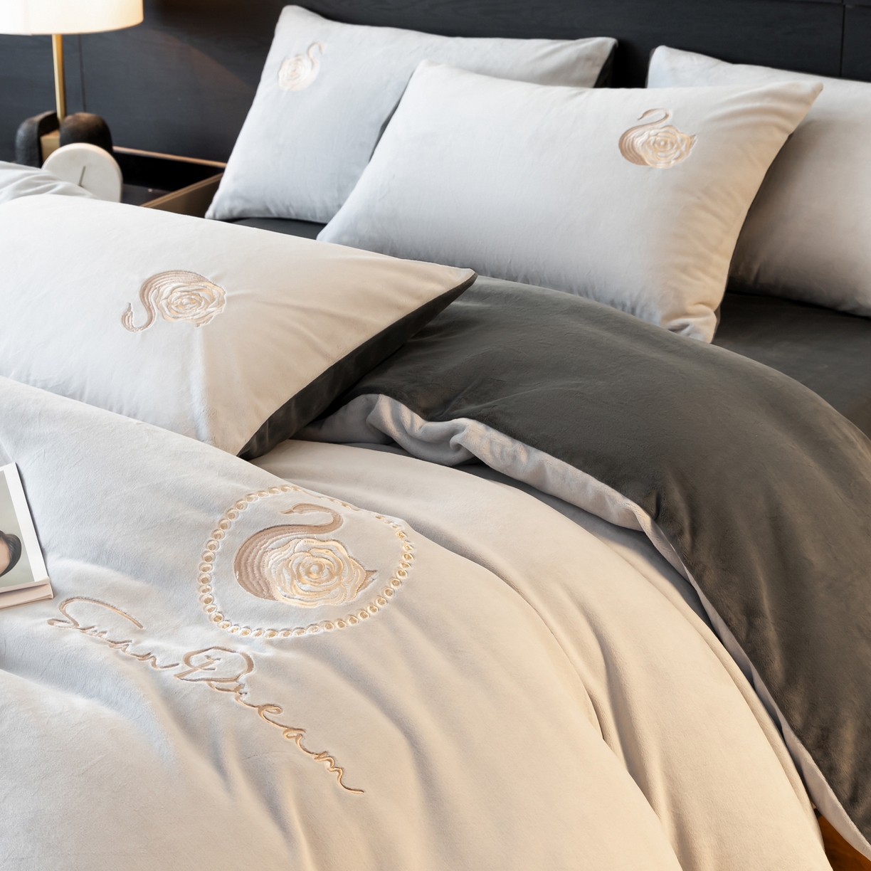 91家纺网 家纺一手货源 找家纺 如一 2025新款水晶绒双拼刺绣四件套天鹅系列 天鹅-星辰银