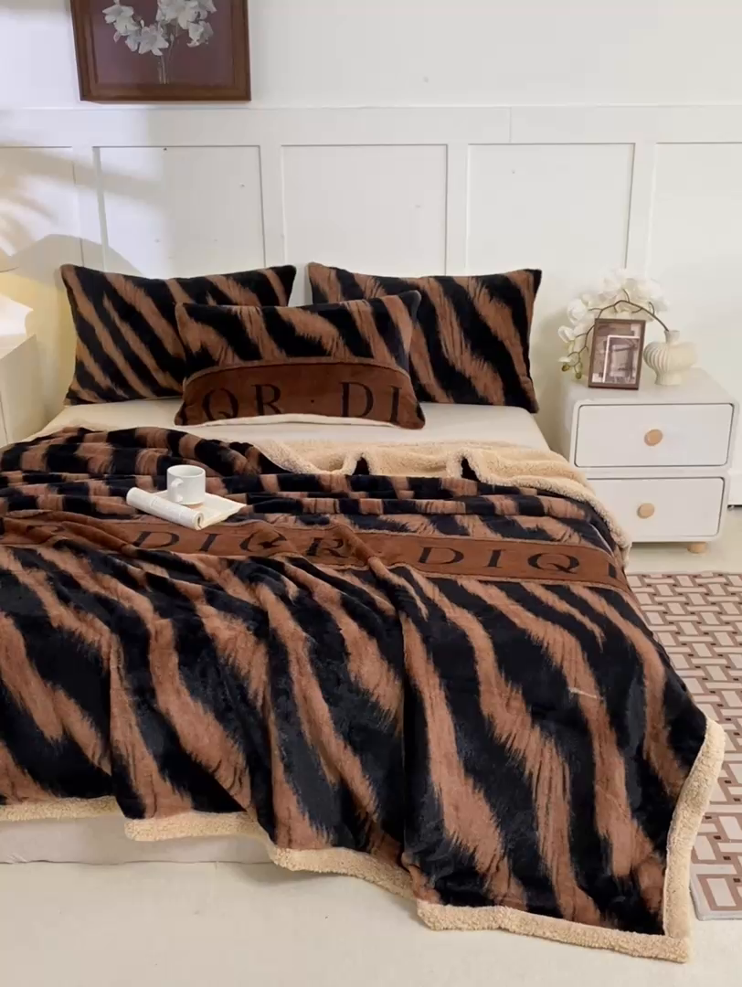 91家纺网 家纺一手货源 找家纺 （总）眠势力 2025新款兔毛绒毛毯冬季加绒加厚盖毯兔兔绒保暖毯子带拉链-美拉德系列