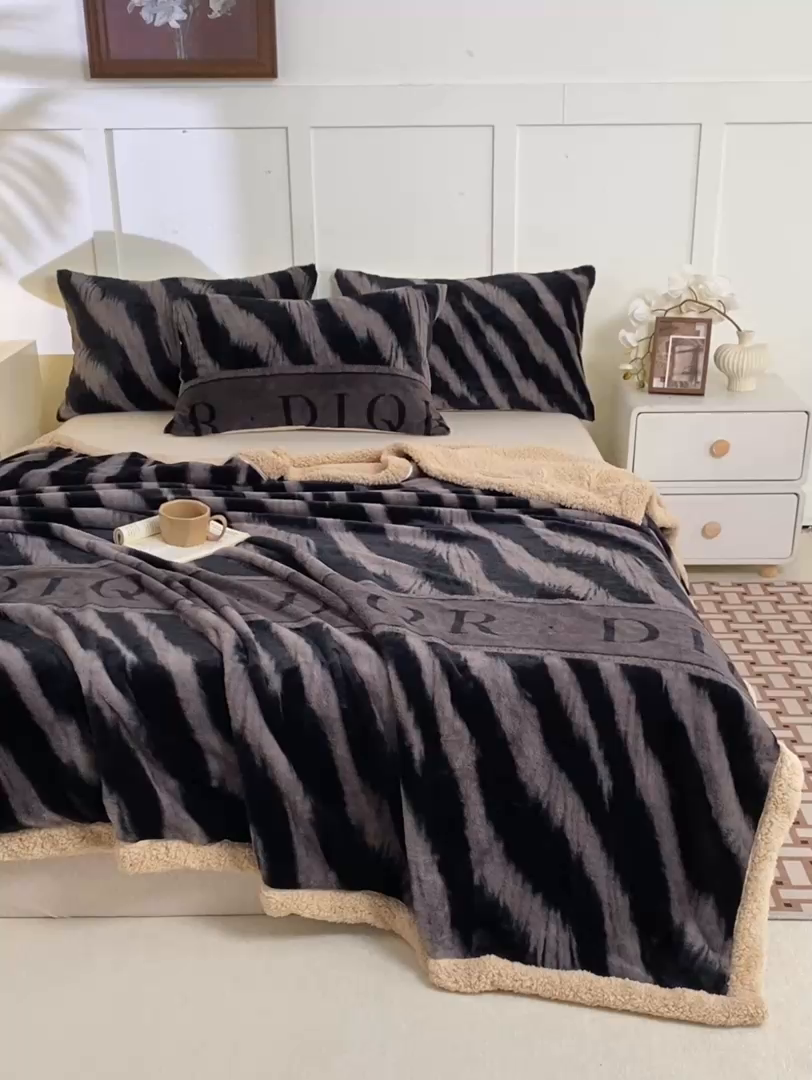 91家纺网 家纺一手货源 找家纺 眠势力 2025新款兔毛绒毛毯冬季加绒加厚盖毯兔兔绒保暖毯子带拉链-美拉德系列 巴黎午后-灰【兔毛绒毛毯拉链款】