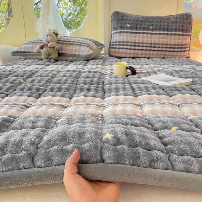 91家纺网 家纺一手货源 找家纺 （总）眠势力 2025新款牛奶绒泡泡床垫加绒仿兔毛绒床褥子秋冬保暖珊瑚绒夹棉床护垫