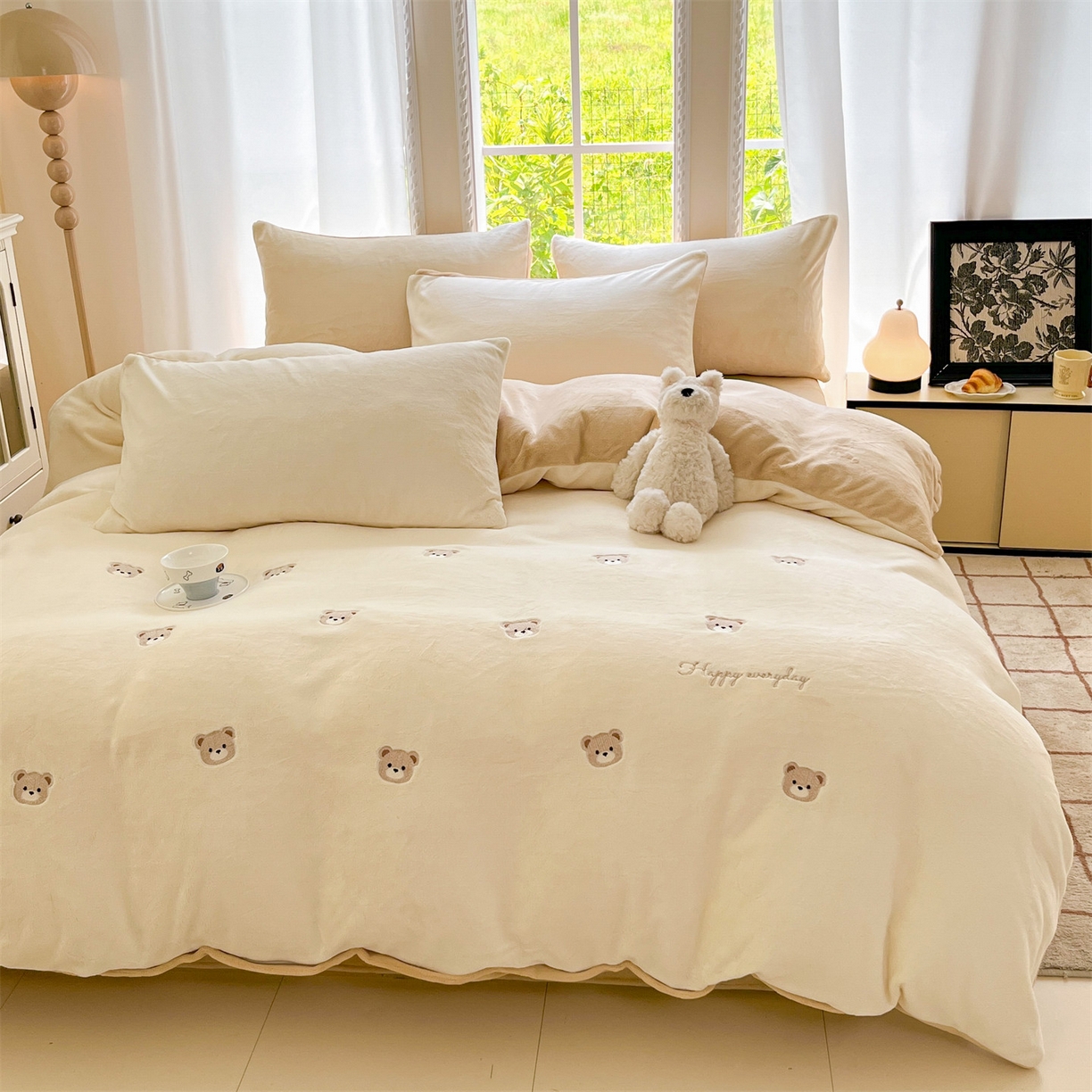91家纺网 家纺一手货源 找家纺 云棉坊 2025新款高克重牛奶绒四件套-满绣系列 小熊-奶白咖