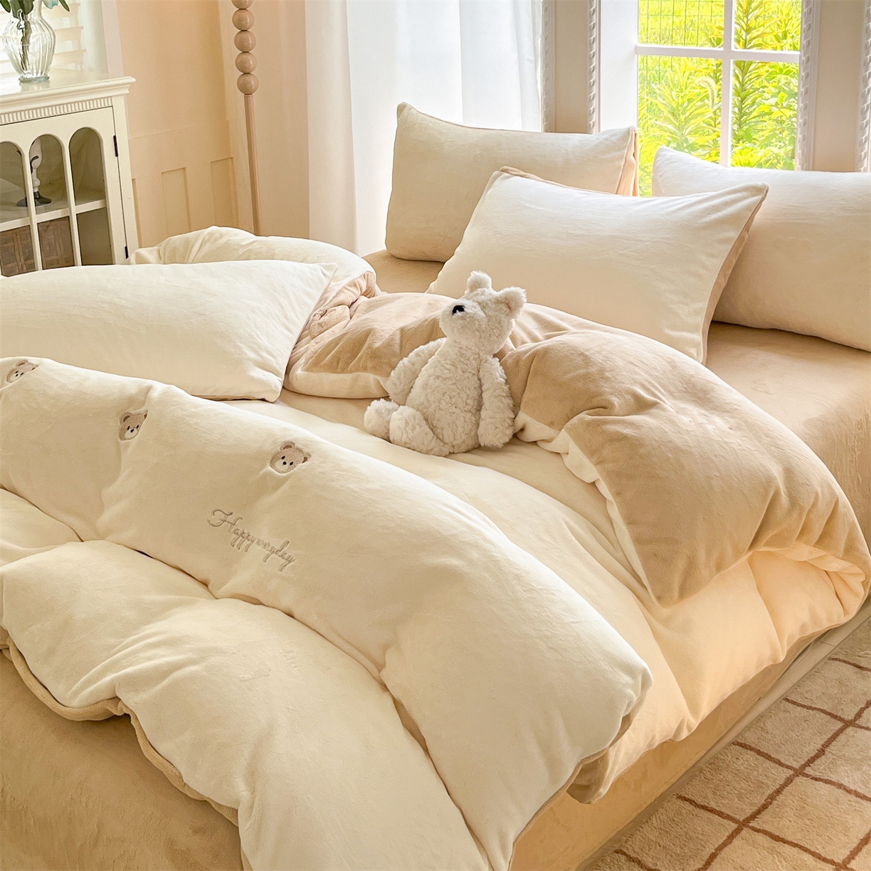 91家纺网 家纺一手货源 找家纺 云棉坊 2025新款高克重牛奶绒四件套-满绣系列 小熊-奶白咖