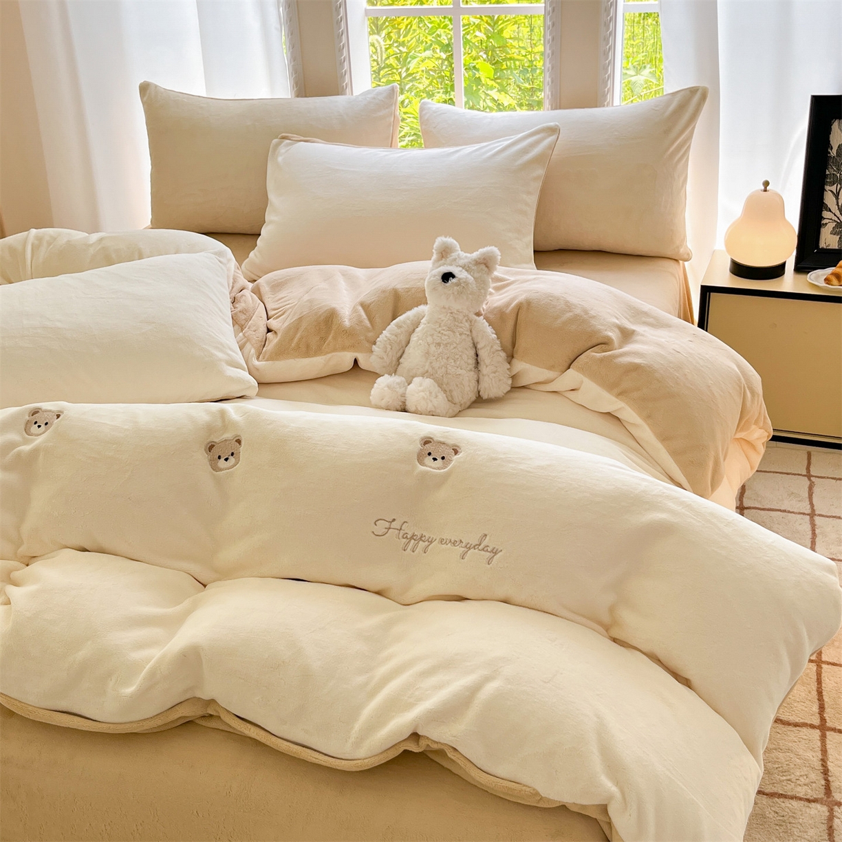 91家纺网 家纺一手货源 找家纺 云棉坊 2025新款高克重牛奶绒四件套-满绣系列 小熊-奶白咖