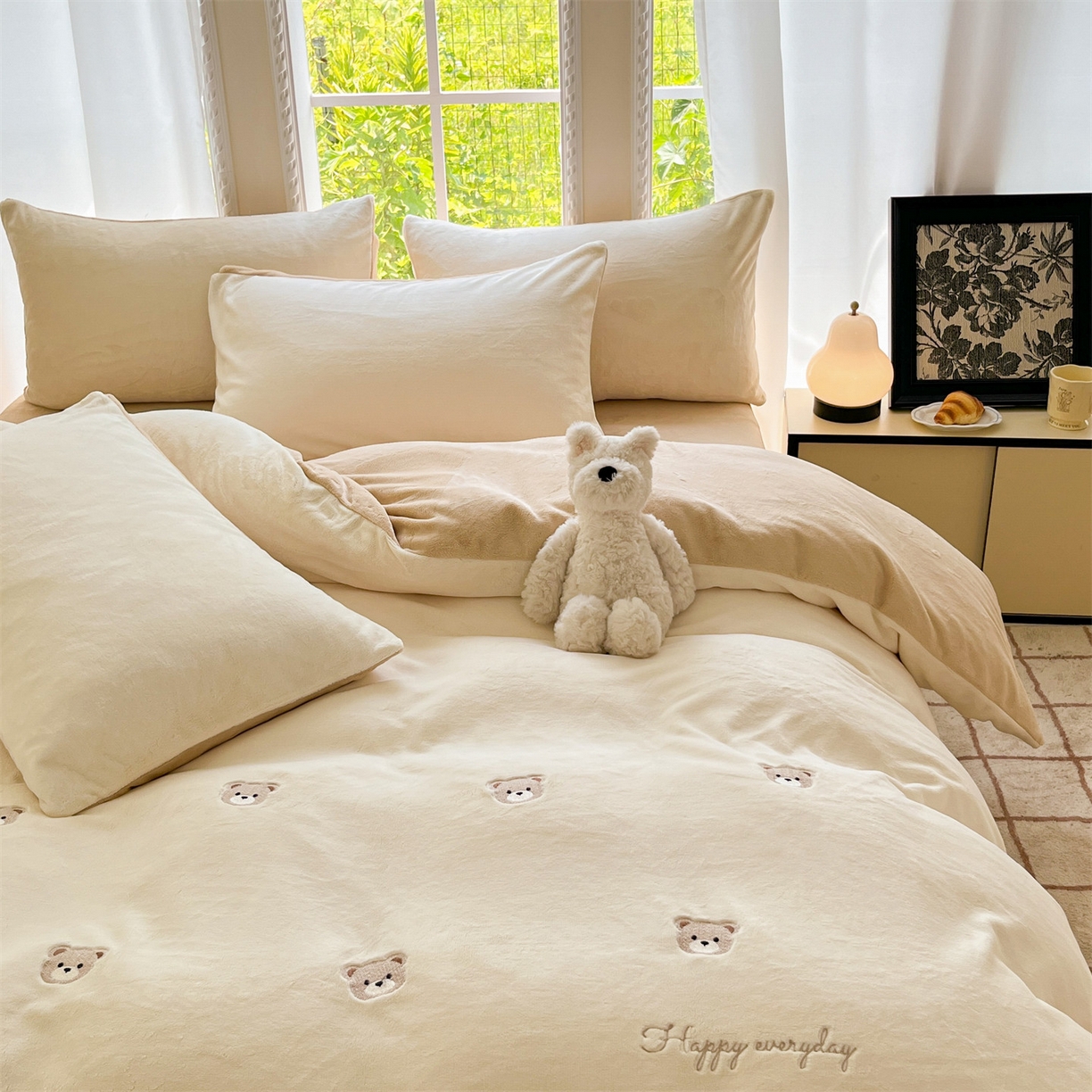 91家纺网 家纺一手货源 找家纺 云棉坊 2025新款高克重牛奶绒四件套-满绣系列 小熊-奶白咖