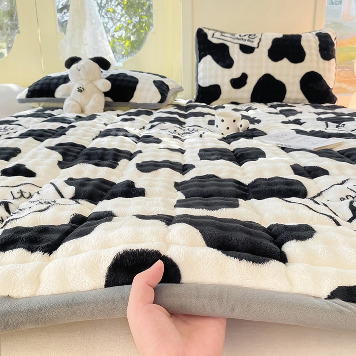 91家纺网 家纺一手货源 找家纺 （总）眠势力 2025新款牛奶绒泡泡床垫加绒仿兔毛绒床褥子秋冬保暖珊瑚绒夹棉床护垫