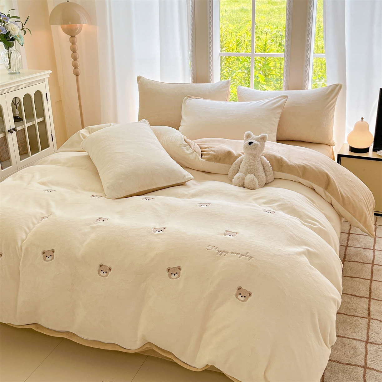 91家纺网 家纺一手货源 找家纺 云棉坊 2025新款高克重牛奶绒四件套-满绣系列 小熊-奶白咖