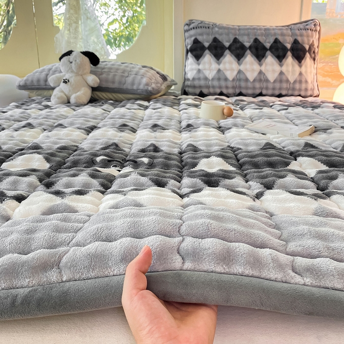 91家纺网 家纺一手货源 找家纺 （总）眠势力 2025新款牛奶绒泡泡床垫加绒仿兔毛绒床褥子秋冬保暖珊瑚绒夹棉床护垫