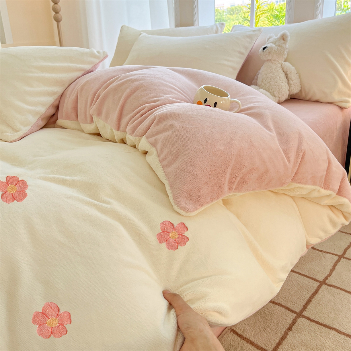 91家纺网 家纺一手货源 找家纺 云棉坊 2025新款高克重牛奶绒四件套-满绣系列 花朵-奶白粉