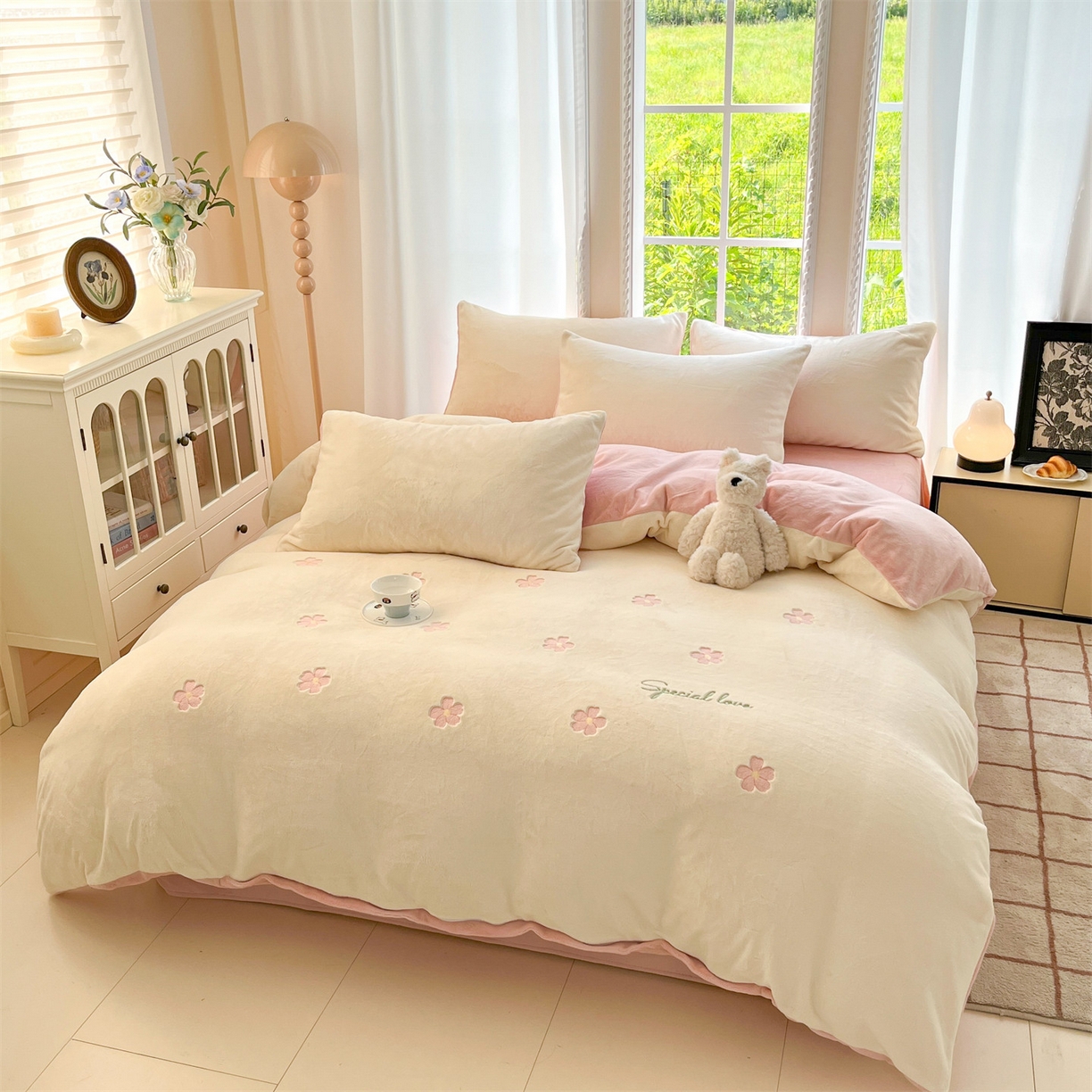 91家纺网 家纺一手货源 找家纺 云棉坊 2025新款高克重牛奶绒四件套-满绣系列 花朵-奶白粉