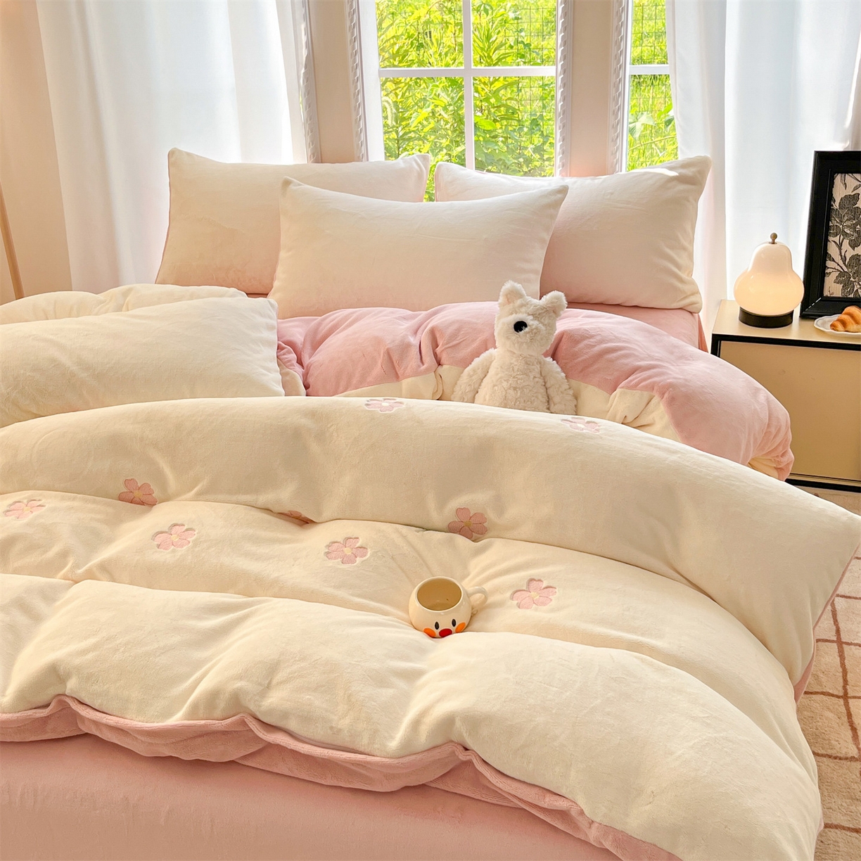 91家纺网 家纺一手货源 找家纺 云棉坊 2025新款高克重牛奶绒四件套-满绣系列 花朵-奶白粉