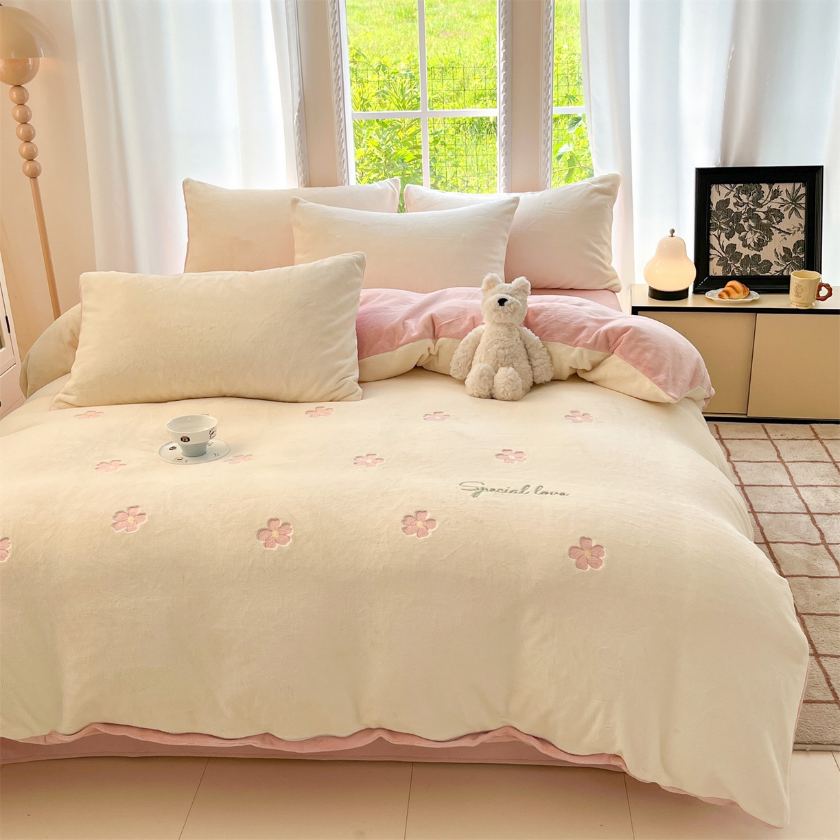 91家纺网 家纺一手货源 找家纺 云棉坊 2025新款高克重牛奶绒四件套-满绣系列 花朵-奶白粉