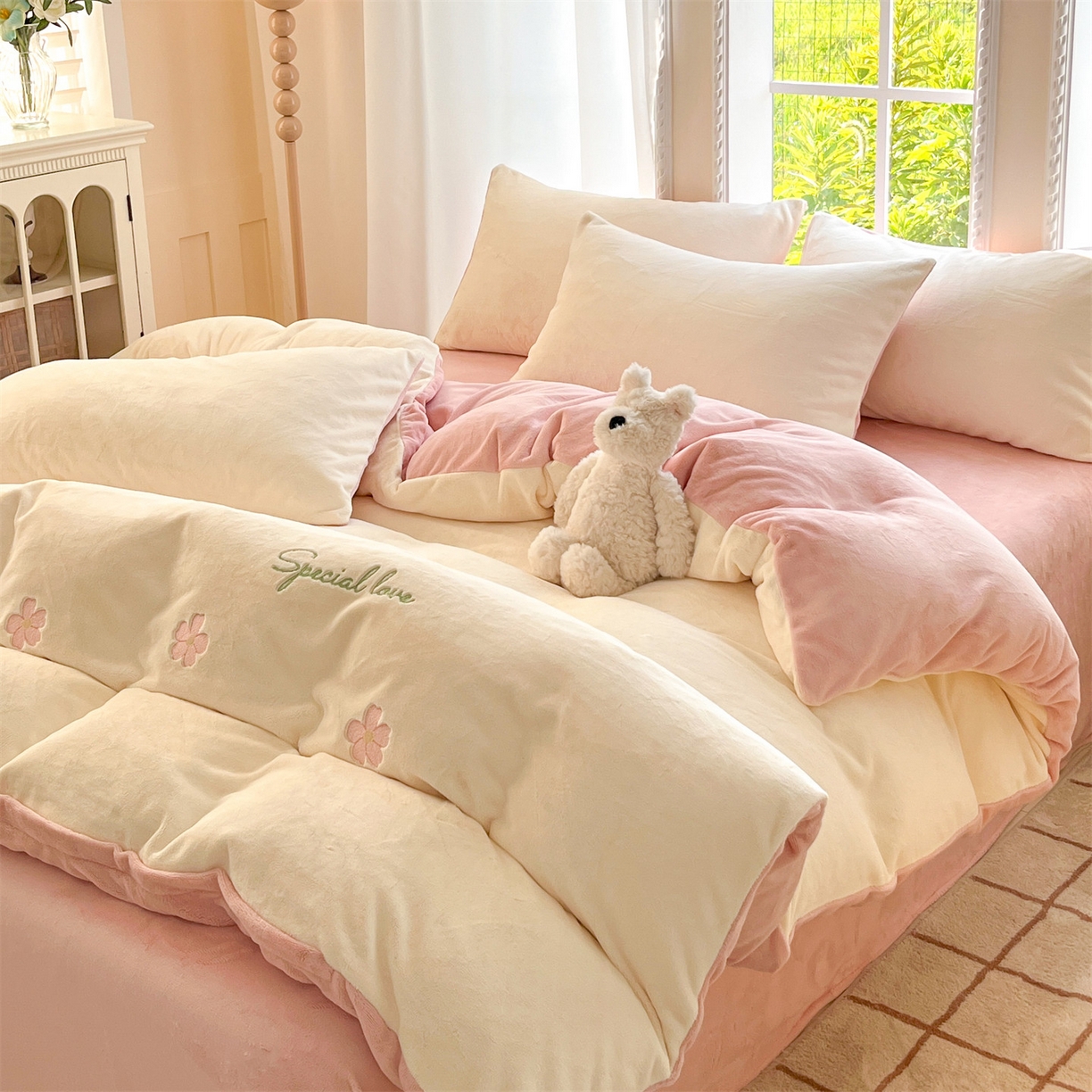 91家纺网 家纺一手货源 找家纺 云棉坊 2025新款高克重牛奶绒四件套-满绣系列 花朵-奶白粉