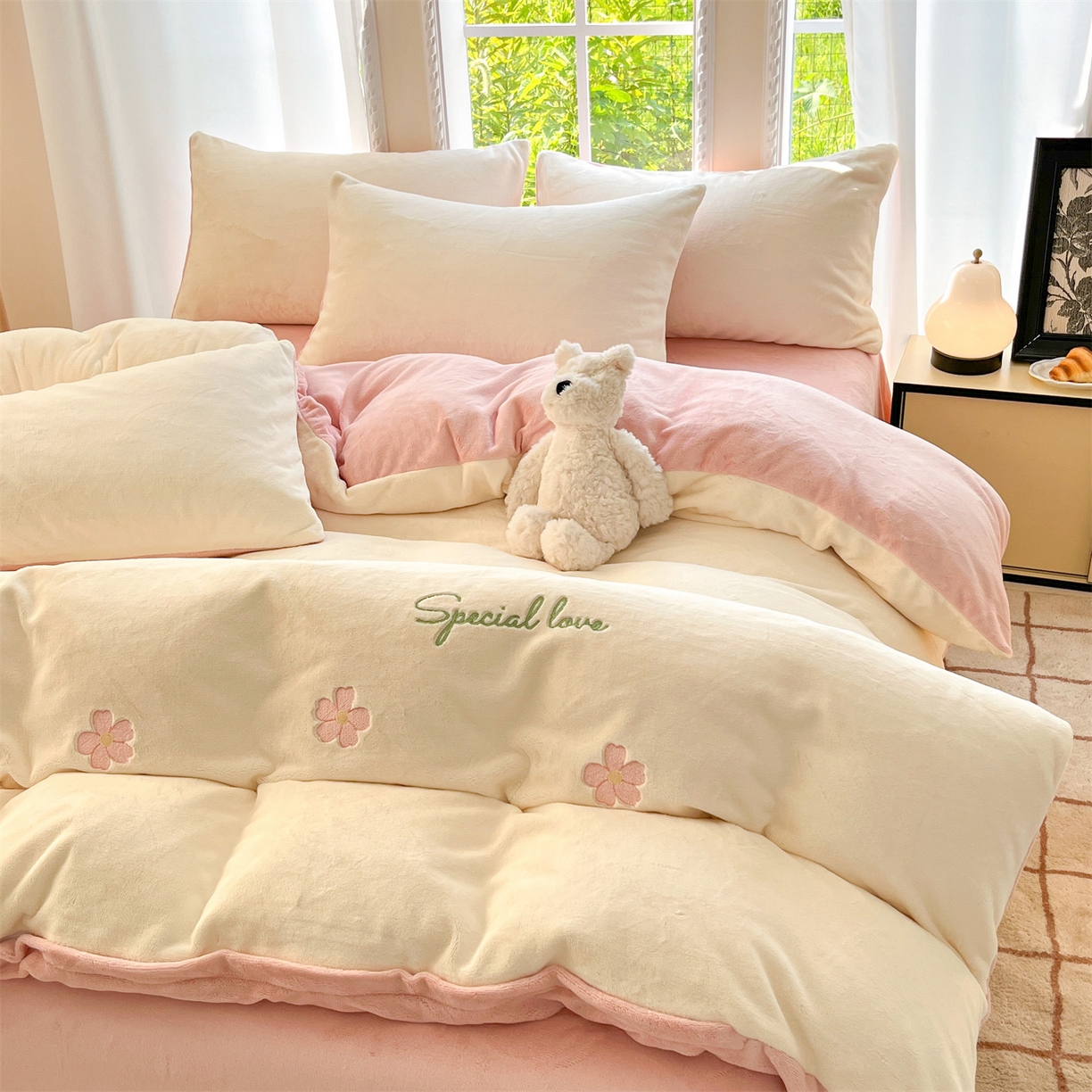 91家纺网 家纺一手货源 找家纺 云棉坊 2025新款高克重牛奶绒四件套-满绣系列 花朵-奶白粉