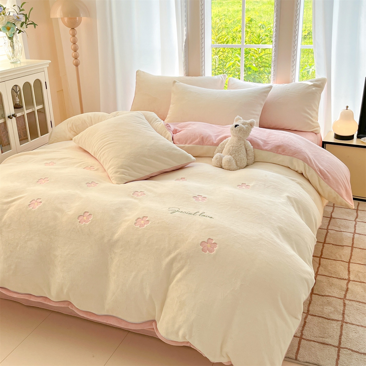 91家纺网 家纺一手货源 找家纺 云棉坊 2025新款高克重牛奶绒四件套-满绣系列 花朵-奶白粉