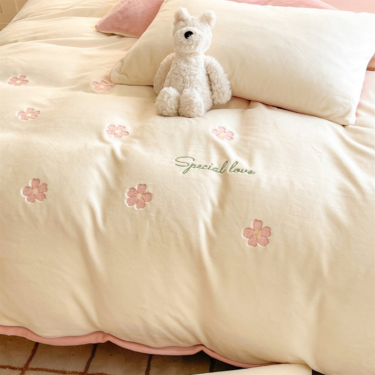 91家纺网 家纺一手货源 找家纺 云棉坊 2025新款高克重牛奶绒四件套-满绣系列 花朵-奶白粉