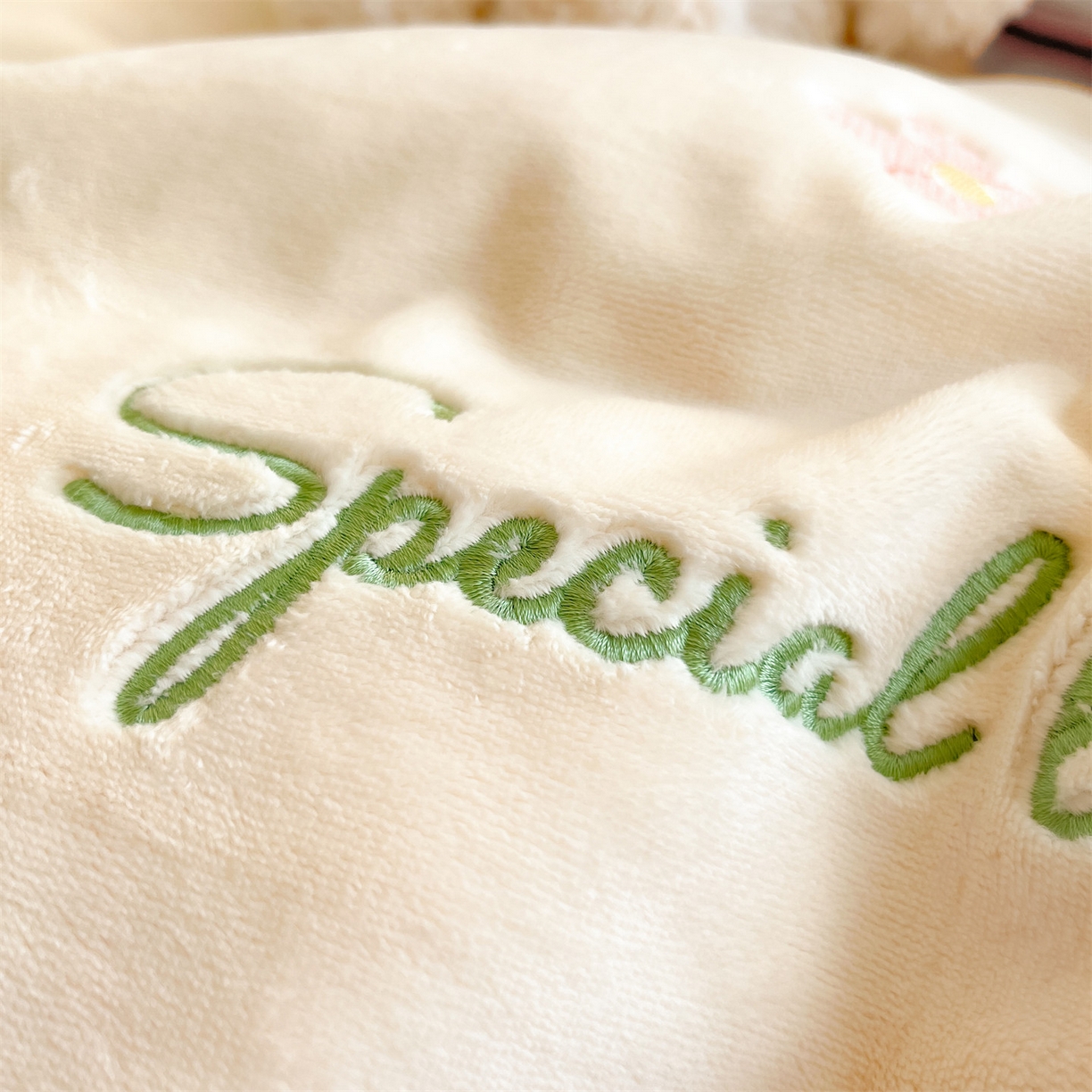 91家纺网 家纺一手货源 找家纺 云棉坊 2025新款高克重牛奶绒四件套-满绣系列 花朵-奶白粉