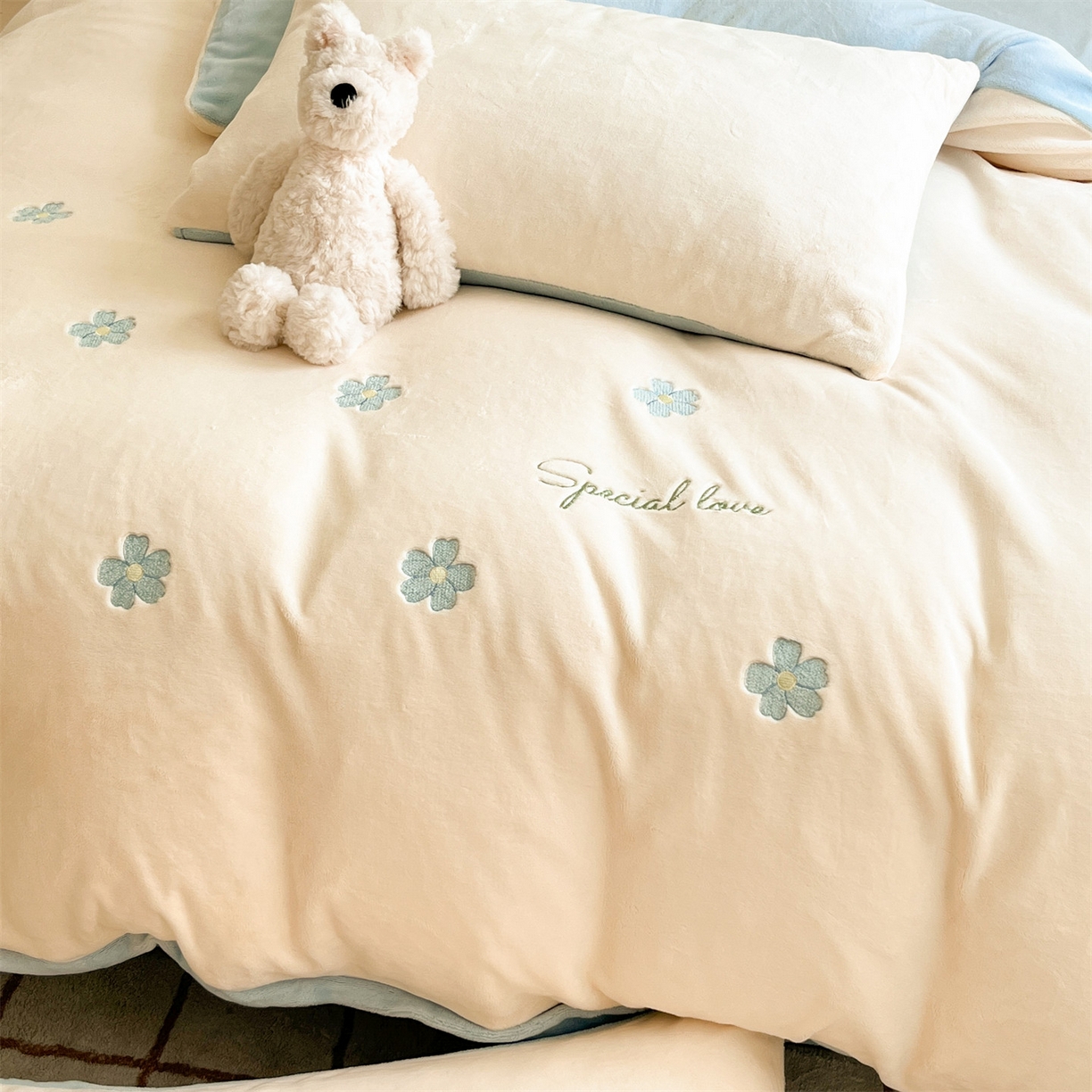 91家纺网 家纺一手货源 找家纺 云棉坊 2025新款高克重牛奶绒四件套-满绣系列 花朵-奶白蓝