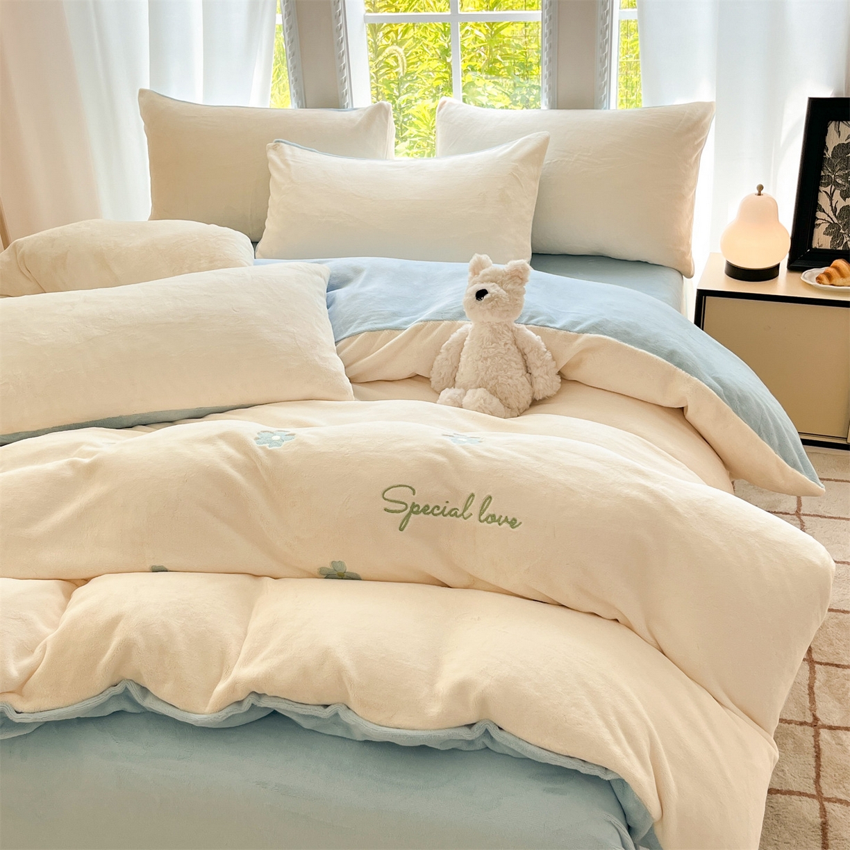 91家纺网 家纺一手货源 找家纺 云棉坊 2025新款高克重牛奶绒四件套-满绣系列 花朵-奶白蓝