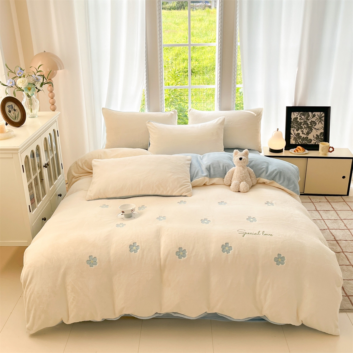 91家纺网 家纺一手货源 找家纺 云棉坊 2025新款高克重牛奶绒四件套-满绣系列 花朵-奶白蓝