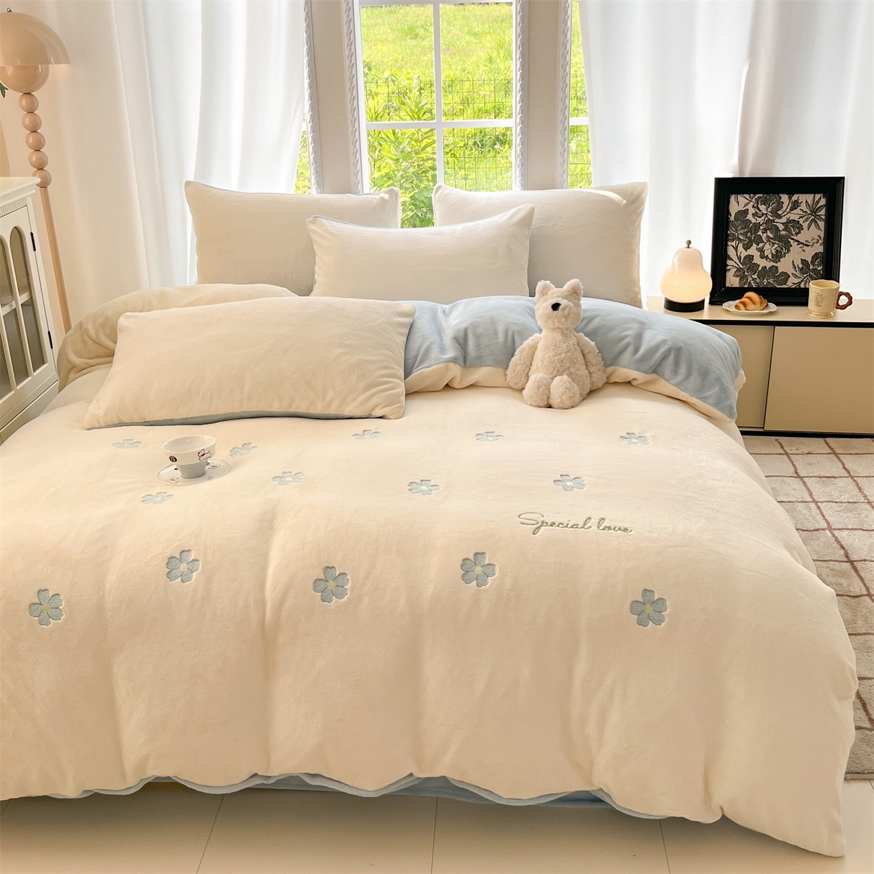 91家纺网 家纺一手货源 找家纺 云棉坊 2025新款高克重牛奶绒四件套-满绣系列 花朵-奶白蓝