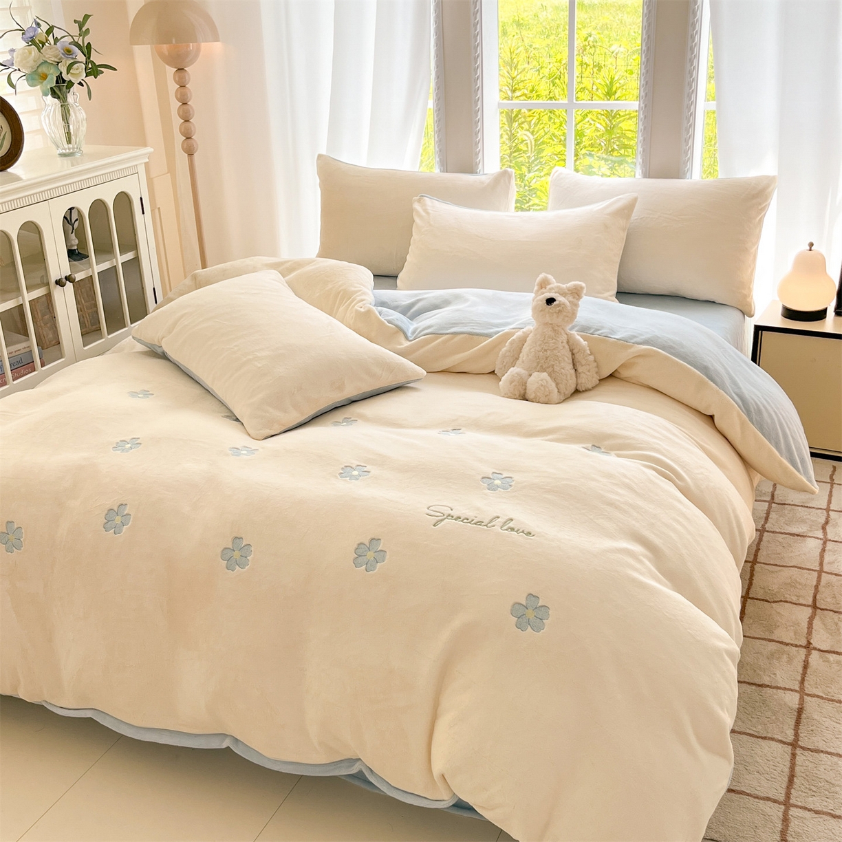 91家纺网 家纺一手货源 找家纺 云棉坊 2025新款高克重牛奶绒四件套-满绣系列 花朵-奶白蓝