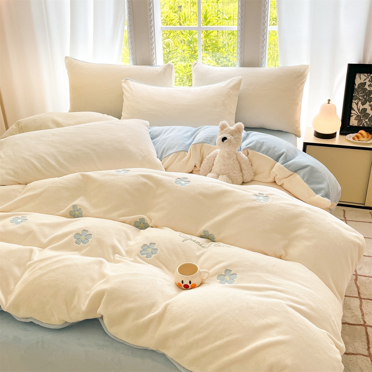 91家纺网 家纺一手货源 找家纺 云棉坊 2025新款高克重牛奶绒四件套-满绣系列 花朵-奶白蓝