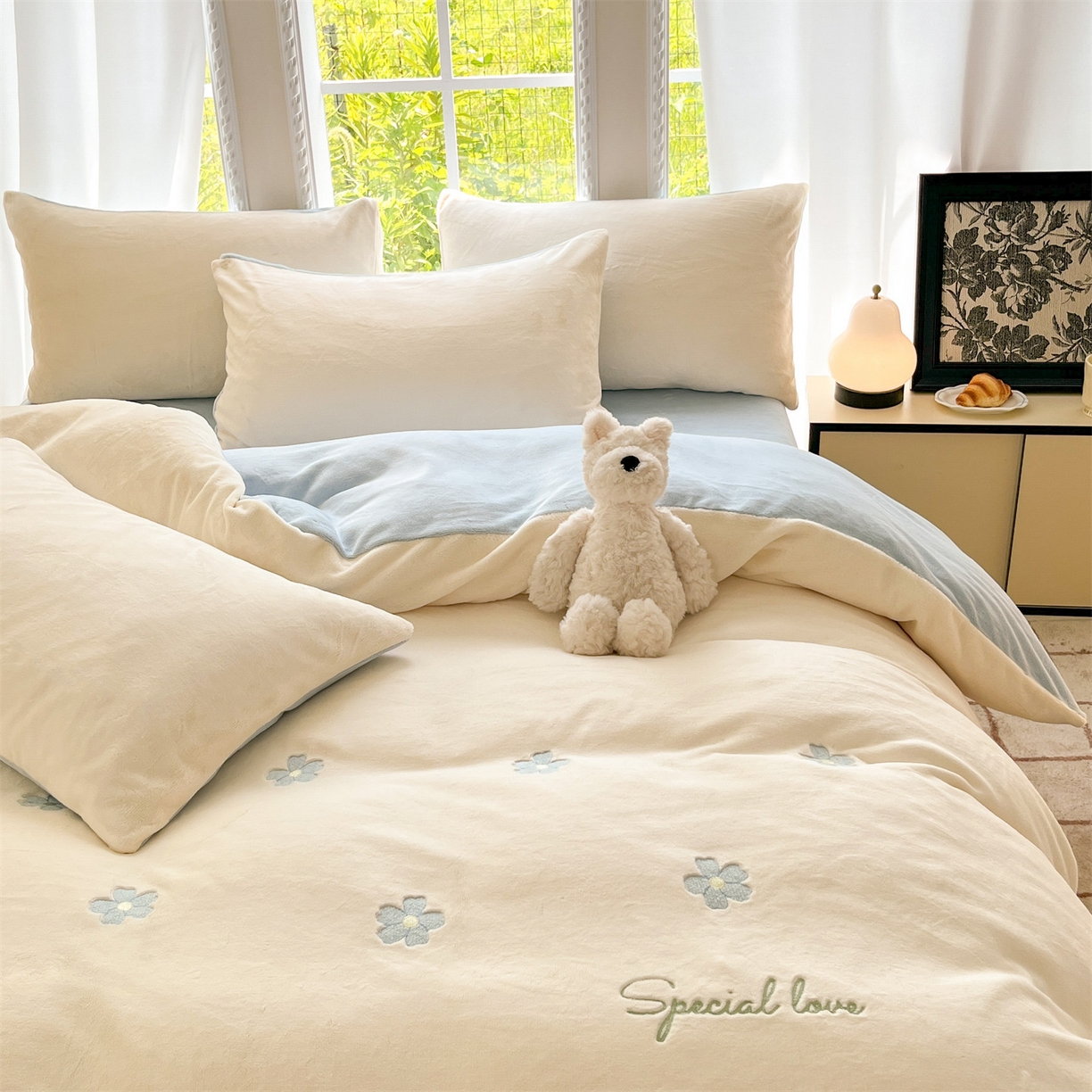 91家纺网 家纺一手货源 找家纺 云棉坊 2025新款高克重牛奶绒四件套-满绣系列 花朵-奶白蓝